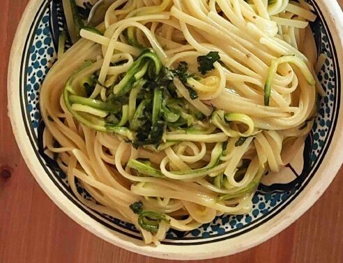 Καλοκαιρινή μακαρονάδα με κολοκυθάκια