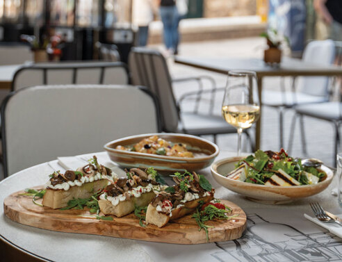 GAYA Athens: Το comfort restaurant bar στο ιστορικό κέντρο της Αθήνας είναι το νέο all day στέκι