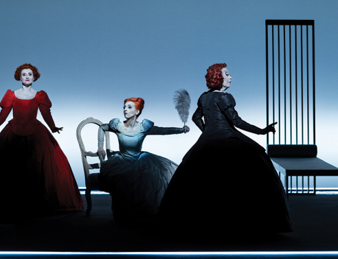 Τρεις γυναίκες: Η Καρυοφυλλιά Καραμπέτη, η Λουκία Μιχαλοπούλου και η Ρένη Πιττακή μιλούν για τον Ρόμπερτ Ουίλσον και την πρωτοποριακή του παράσταση.  