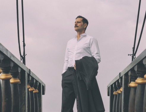 Manolis στο ΚΘΒΕ- μια παράσταση αφιερωμένη στον Μανώλη Χιώτη: οι πρώτες αποκλειστικές φωτογραφίες