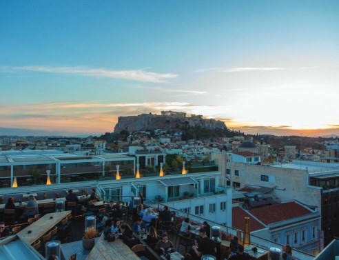 Ερμού 18: Ένα «κρυφό» all day στέκι με θέα Ακρόπολη, για το οποίο μιλάει όλη η πόλη!