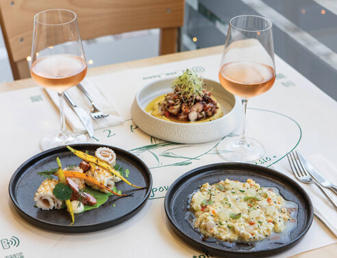 12 με τόνο: Εκλεκτοί μεζέδες που μυρίζουν θάλασσα στη Νέα Ερυθραία