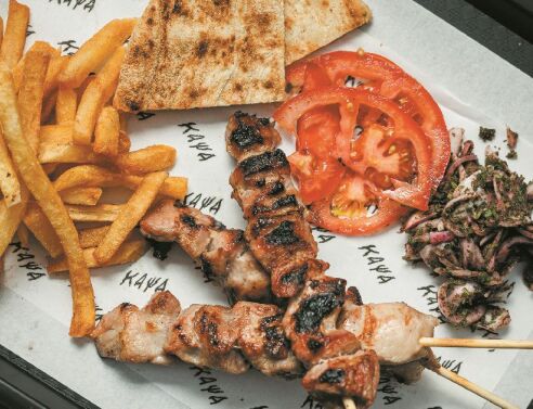 Κάψα: Χειροποίητα σουβλάκια από τον Χριστόφορο Πέσκια