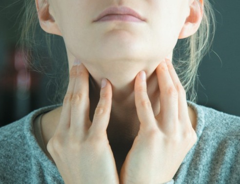 Κοπέλα που νιώθει πόνο στον λαιμό 
