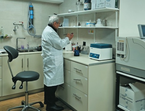 Φωτογραφία από το μικροβιολογικό εργαστήριο 