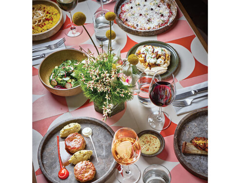 Yphes: Η νέα κρυφή all day αυλή της Αθήνας