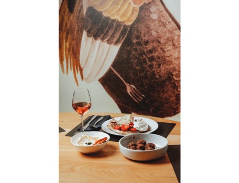 Αισώπου Μύθοι: Πεντανόστιμη ελληνική κουζίνα  στα στενά του Ψυρρή