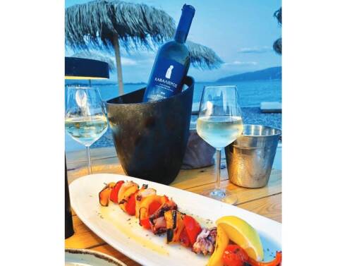 Αxinos Seafood Restaurant: Φρέσκα ψάρια και θαλασσινά δίπλα  στο κύμα 