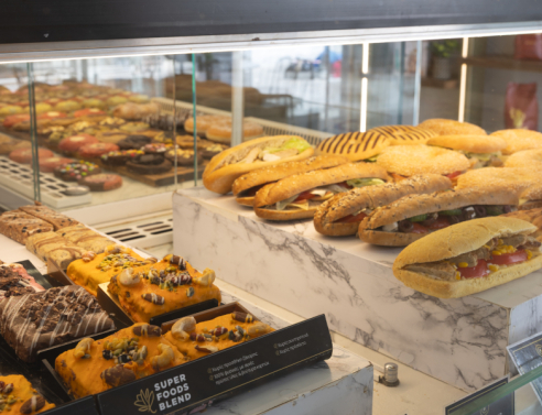 Black Coccus: Ραντεβού για bagels, comfort snacks και cocktails στο κέντρο