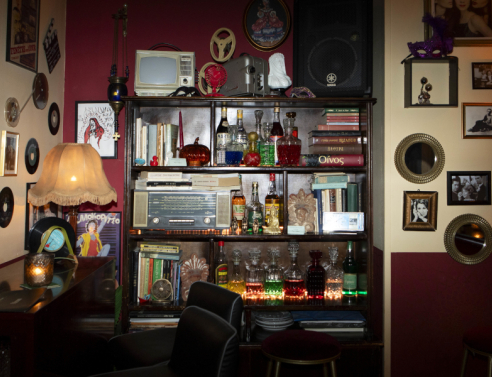Foyer d’Athènes: Ρετρό σκηνικό, cocktails και DJ sets στο κέντρο της Αθήνας