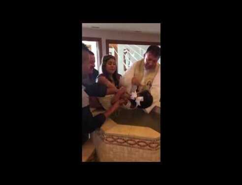 Επεισοδιακή τελετή: 3χρονη πιτσιρίκα βρίζει αδιάκοπα τον παπά όταν την βαφτίζει (video)