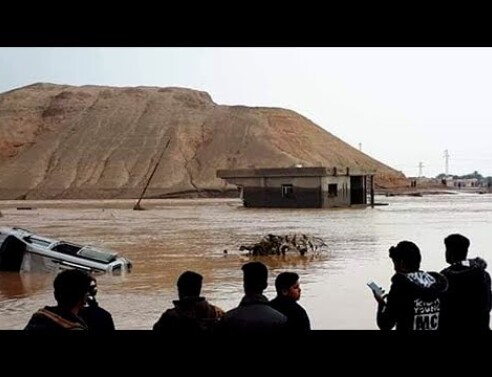 Στο έλεος της φύσης το Ιράκ: Χείμαρροι σαρώνουν τα πάντα (video)
