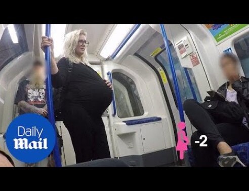 Έγκυος στο μετρό του Λονδίνου με καύσωνα - Πόσοι σηκώθηκαν από τη θέση τους; (video) 