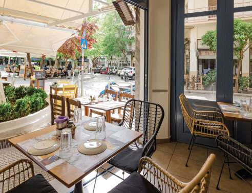 Το Σχολαρχείο της Κυψέλης: Λαχταριστά μεζεδάκια στην πλατεία Αγίου Γεωργίου