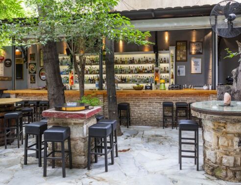 Mojo Club: Τέλειος καφές σε μια αυλή που μοιάζει με όαση