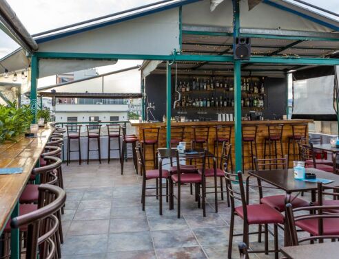 The High Bar: Τα ωραιότερα κοκτέιλ στο Γκάζι πίνονται στα ψηλά