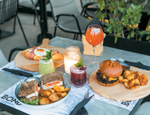 Bond Restaurant Bar, street food στον ωραιότερο κήπο του Αλίμου