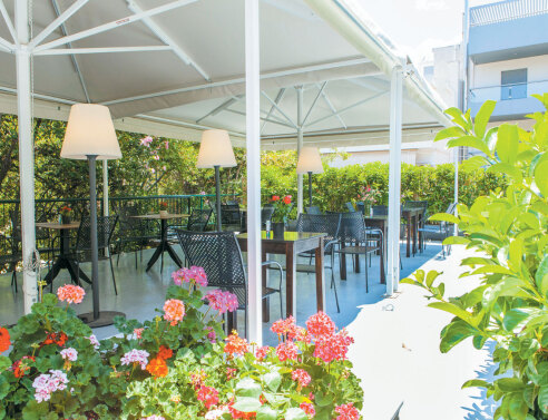 Καφέ-Μεζεδοπωλείο Πολύγωνο, καταπράσινη αυλή και νόστιμοι μεζέδες