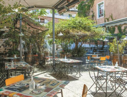 Η υπέροχη αυλή του Άμα Λάχει είναι το στέκι του καλοκαιριού