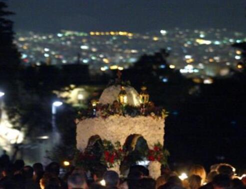 Ο καλύτερος επιτάφιος στην Αθήνα για να νιώσεις ότι είσαι σε νησί