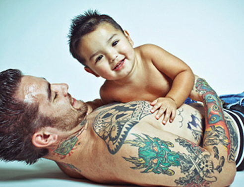 «Ζωγραφισμένοι» μπαμπάδες αγκαλιά με τα παιδιά τους