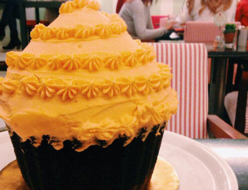 Το καλύτερο σημείο για να βρεις γιγαντιαίο cupcake στο κέντρο της Αθήνας