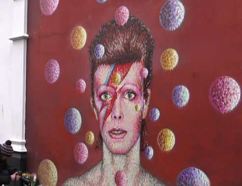 Live: Κόσμος αφήνει λουλούδια στην τοιχογραφία του David Bowie στο Brixton 