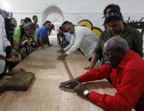 Πούρο 90 μέτρων όσα και τα χρόνια του κομαντάντε Φιντέλ (εικόνες)