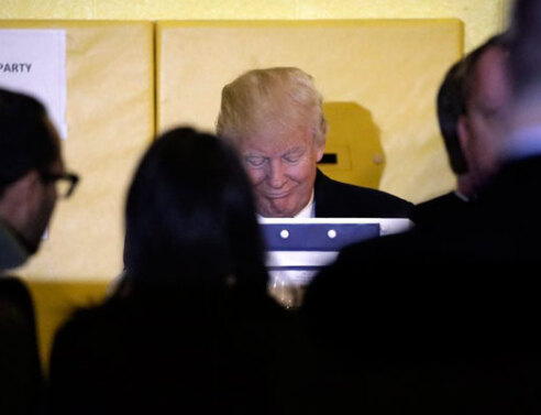 Χεράκι-χεράκι με τη Μελάνια ψήφισε ο Ντόναλντ Τραμπ (video)