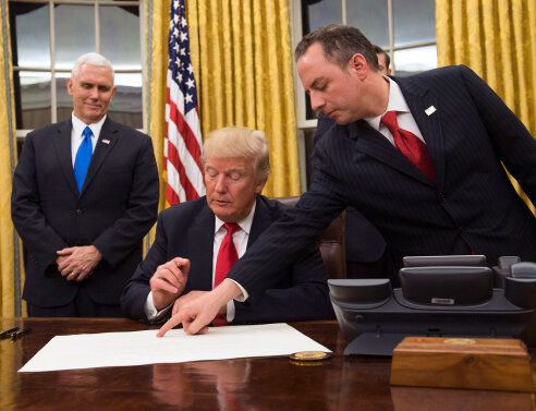 Η πρώτη δουλειά του Τραμπ στο Οβάλ Γραφείο ήταν να καταργήσει το Obamacare (εικόνες)