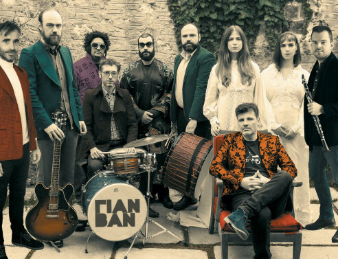 Ο Φοίβος Δεληβοριάς στήνει με τους Γιαν Βαν ένα κυριακάτικο μεσημεριανό γλέντι στο «Hotel Ερμού» 