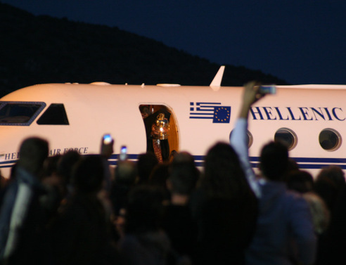 Γκάλοπ: Πρέπει να μεταφέρεται το Άγιο Φως με τιμές αρχηγού κράτους;