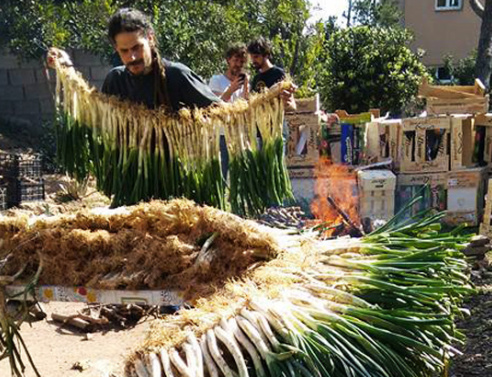 Πάσχα με τα…κρεμμυδάκια