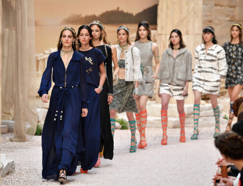 Όταν ο Καρλ Λάγκερφελντ και η Chanel αναβίωσαν στο Παρίσι την αρχαία Ελλάδα (εικόνες)