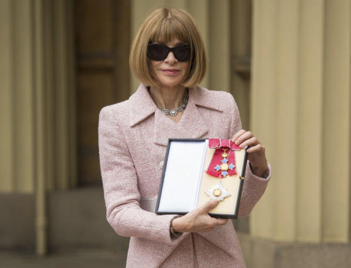 Η βασίλισσα Ελισάβετ παρασημοφορεί τηn Anne Wintour
