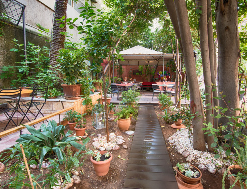 Κήποι and the city