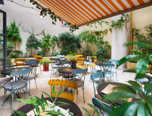 Αυτή η κρυφή αυλή έχει τα πιο νόστιμα σάντουιτς