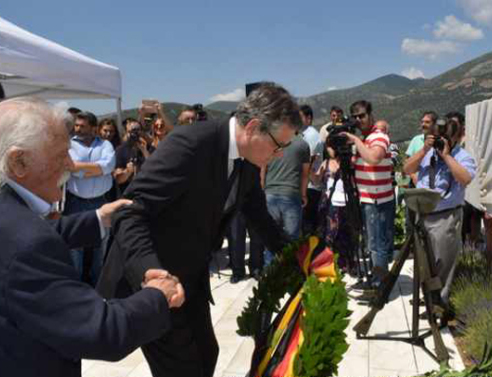 Bild για Γλέζο: «Ένα θύμα των Ναζί σώζει τον γερμανό πρέσβη»