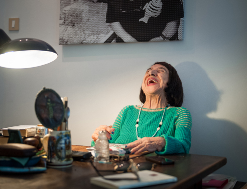 Kατερίνα Αγγελάκη Ρουκ: Η σπουδαία ποιήτρια σε μια πραγματεία για το χρόνο