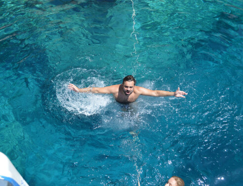 Η Σύρος του τραγουδιστή Δώρου Δημοσθένους