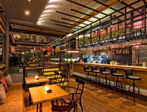 Το ολοκαίνουργιο Husk έχει ήδη γίνει το meeting point της νυχτερινής Κολοκοτρώνη