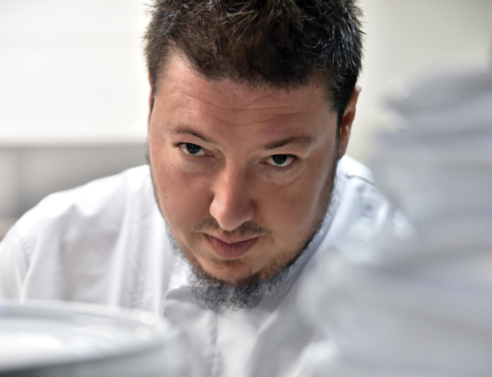 Στο Όμικρον ο Μίλτος Αρμένης κάνει το γκουρμέ όπως πρέπει να είναι: νόστιμο