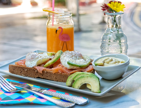 Όταν η Yoko σου σερβίρει λιχουδιές, εσύ να τις τρως