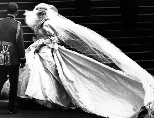 H designer του νυφικού της πριγκίπισσας Diana ετοιμάζει καινούρια συλλογή ρούχων