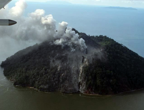 Συναγερμός για τσουνάμι - «Ξύπνησε» και «βρυχάται» ηφαίστειο που θεωρούνταν ανενεργό (video)