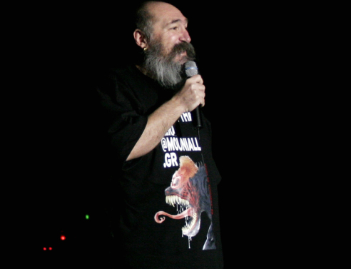 Γκράφιτι στη μνήμη του Τζίμη Πανούση στο κέντρο της Αθήνας (εικόνα)