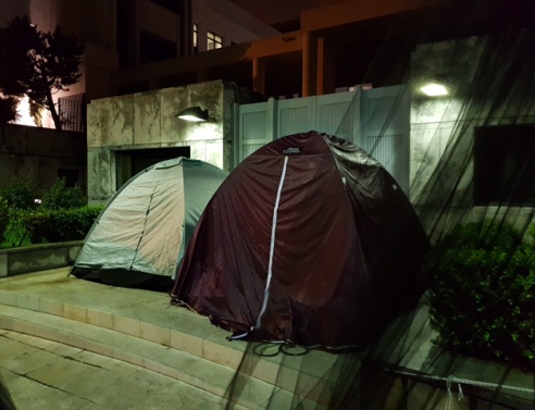 Μία νύχτα με τους εργαζομένους του Mega στα αντίσκηνα  