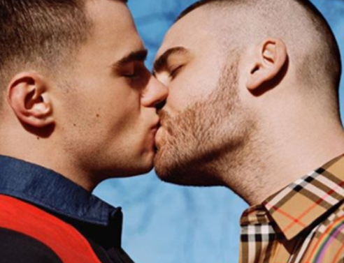 Τα Burberry «αγκαλιάζουν» και ντύνονται στα χρώματα των νέων LGBT (video, εικόνες) 