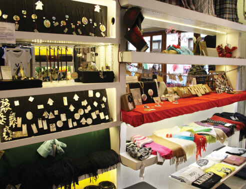 Μια ματιά σε vintage ρούχα και βιβλία 