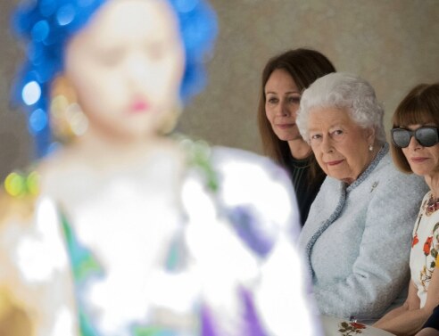 Έκανε την έκπληξη - Στην Εβδομάδα Μόδας του Λονδίνου η βασίλισσα Ελισάβετ